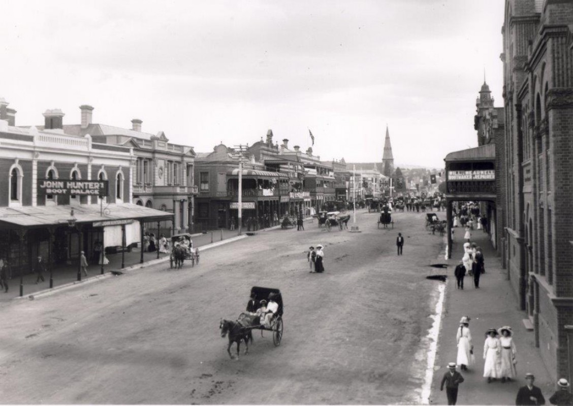 The scene on William Street on Kitchener Day - Jan 1910